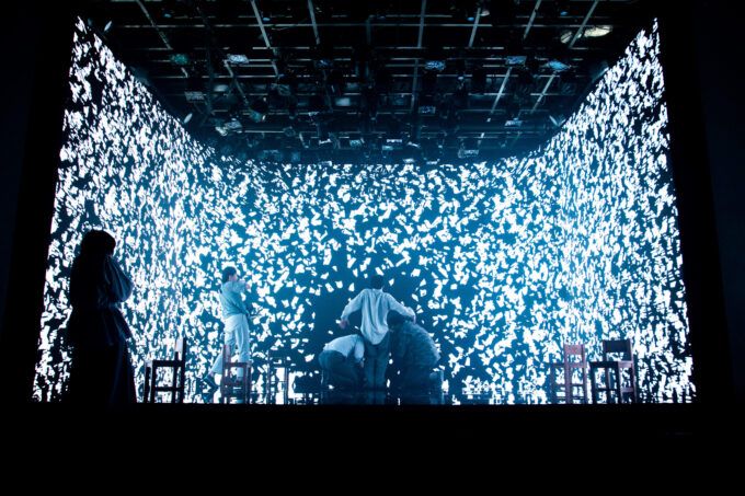 『我ら宇宙の塵』初演舞台写真 ©小岩井ハナ