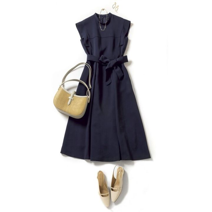 ワンピース3万5200円（アンタイトル） バッグ4万2900円（ヴァジック／ヴァジックジャパン） シューズ1万6500円（ダイアナ／ダイアナ 銀座本店） チェーンネックレス3万9600円（リューク） ピアス4400円（MU／ロードス）