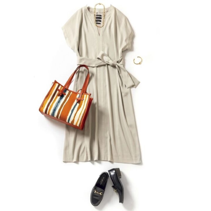 ワンピース4万6200円（カオス／カオス表参道） バッグ5万3900円（ジャンニ キアリーニ／ジャンニ キアリーニ 銀座店） ローファー1万4080円（ハルタ） ネックレス7700円（MU）、バングル3300円（ヘンカ／ともにロードス）