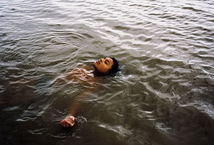 『バード ここから羽ばたく』監督・脚本／アンドレア・アーノルド 出演／ニキヤ・アダムズ、バリー・コーガン、フランツ・ロゴフスキほか 9月5日より新宿ピカデリーほか全国公開。