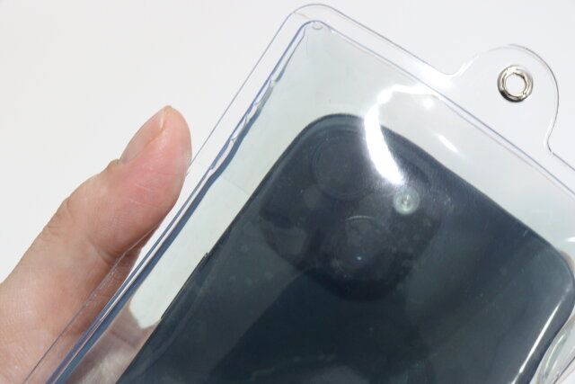 セリアのスマホ用冷却ケースを装着した様子