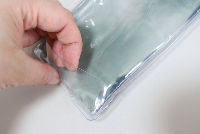 セリアのスマホ用冷却ケースのスリット付きで出し入れ簡単