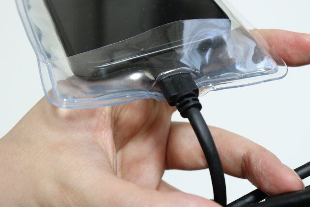 セリアのスマホ用冷却ケースはつけたまま充電できる