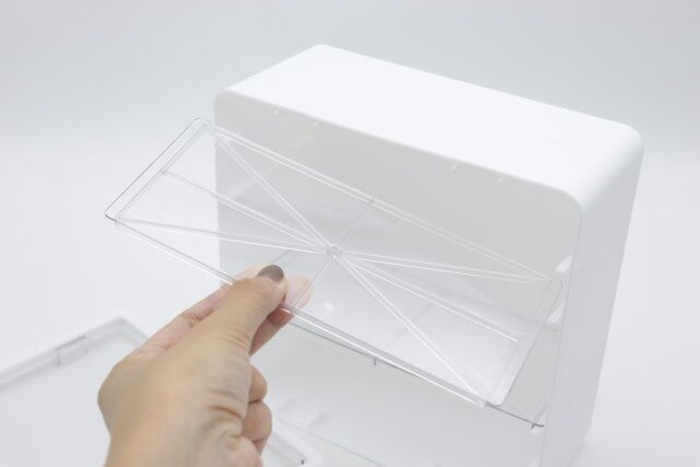 ダイソーの壁にも付けられるコレクションボックスは棚板を取り外せる