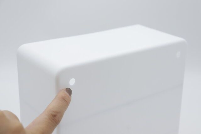 ダイソーの壁にも付けられるコレクションボックスは背面にネジ穴付きで壁掛けすることができる