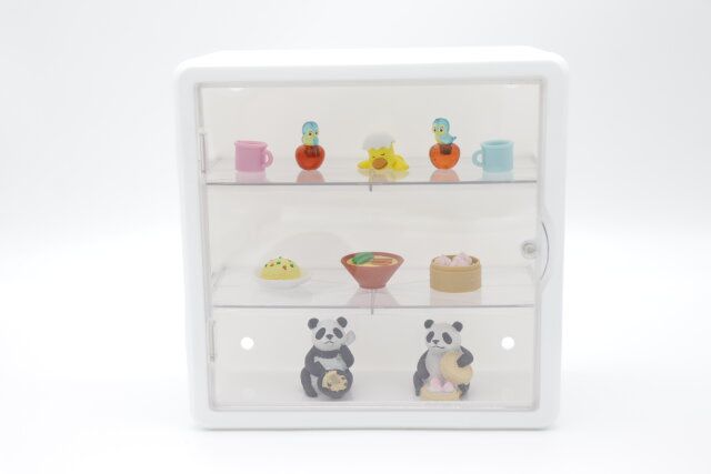 ダイソーの壁にも付けられるコレクションボックスにディスプレイした様子