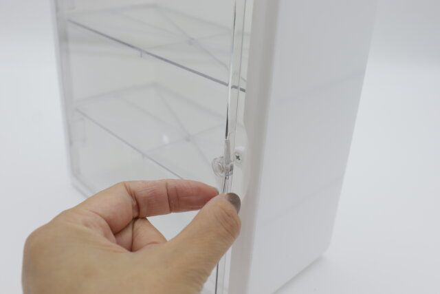 ダイソーの壁にも付けられるコレクションボックスはマグネット式の扉で固定できる