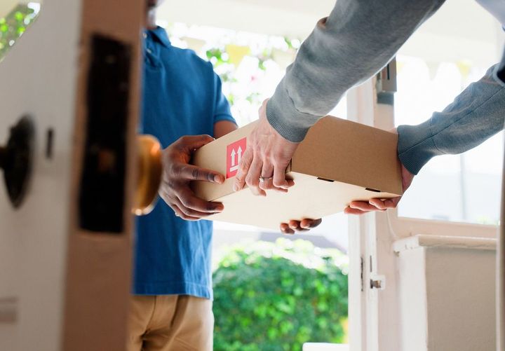 玄関で宅配の荷物の受け渡し