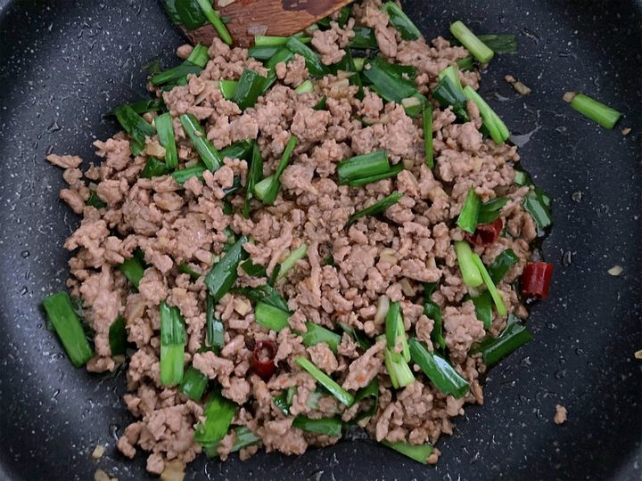 ニラを入れて炒める