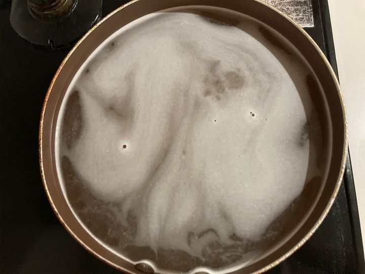 スープの調味料を鍋に入れて煮立たせる