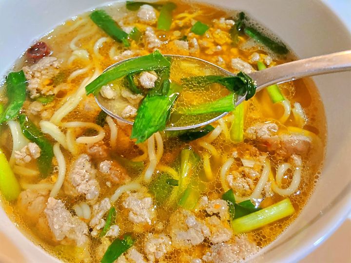 台湾ラーメンのスープをすくったところ