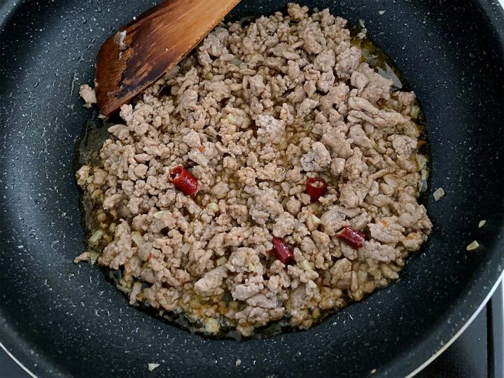 調味料を入れて炒める