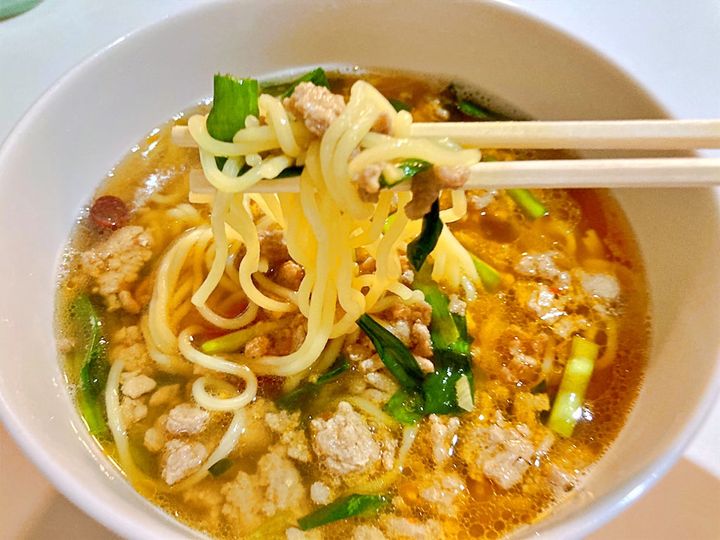 台湾ラーメンの麺を持ち上げているところ