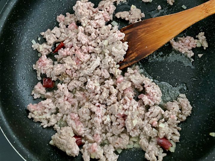 豚ひき肉を炒める