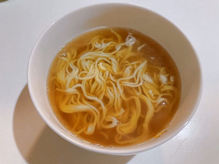 ラーメンスープに茹でた中華麵を入れる