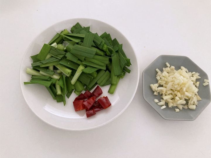 にら、にんにく、鷹の爪を切る