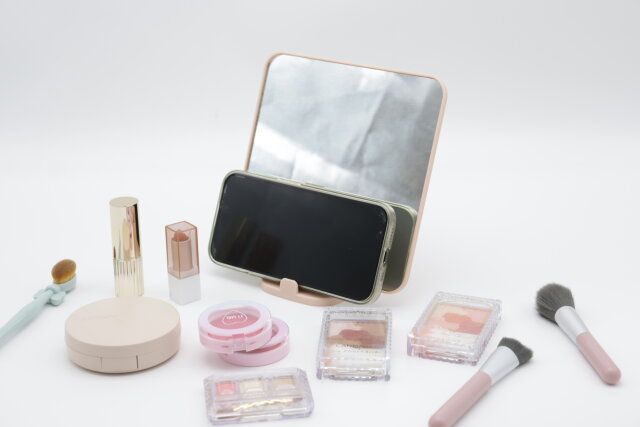 ダイソー スマホが立てかけられるミラー（スクエア） スマホスタンド 使用例