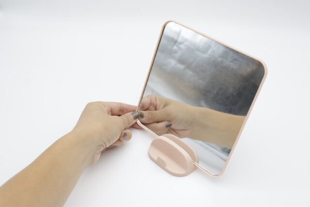 ダイソー スマホが立てかけられるミラー（スクエア） 立てかける