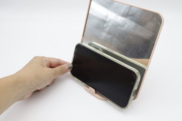 ダイソー スマホが立てかけられるミラー（スクエア） スマホスタンド