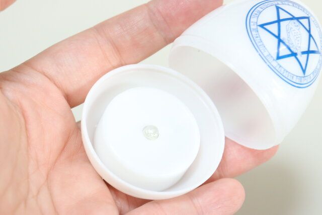 セリアのLEDマジカルエッグはLEDライト1個内臓でほんのり光る