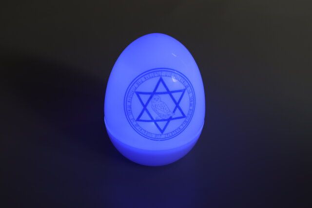 セリアのLEDマジカルエッグは青い光が幻想的な雰囲気
