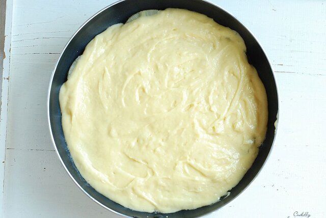 生地を静かに上から流し入れ、表面をゴムベラで平らに整える。