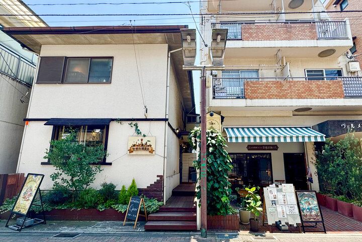 絵本作家のアトリエの世界へ♪空想の街の世界を体感できる。吉祥寺「空想街カフェ 空飛ぶ魚」