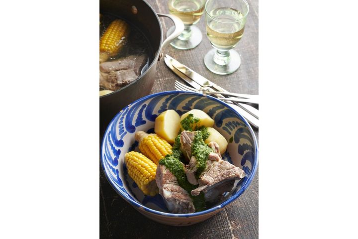 塩豚と辛いソースがたまらない“カナリア風豚スペアリブととうもろこし、じゃがいもの煮込みモホ・ベルデ添え”