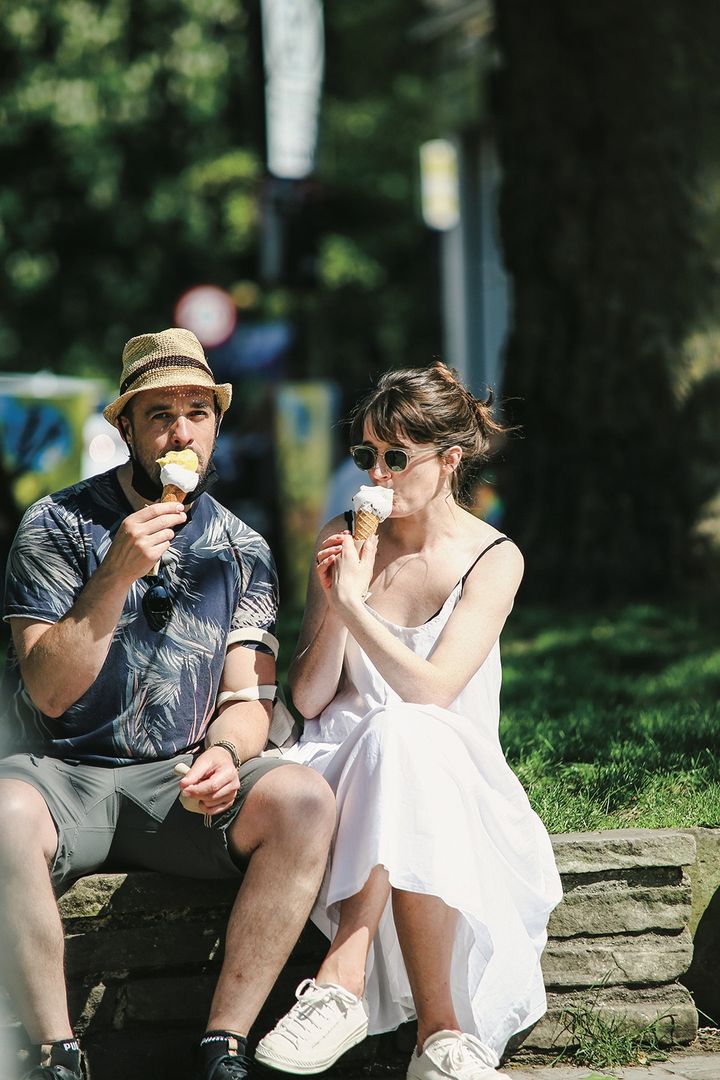 真夏に着たい！ホワイトキャミワンピはスニーカーと合わせて