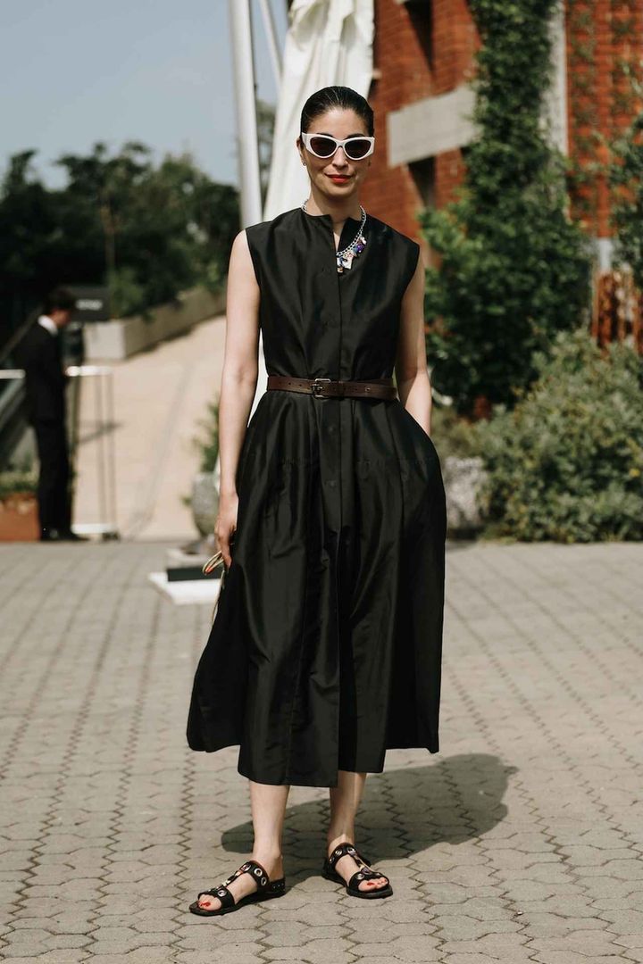 画像: ベルトをオンして黒ワンピをぐっと今っぽく、都会的に！