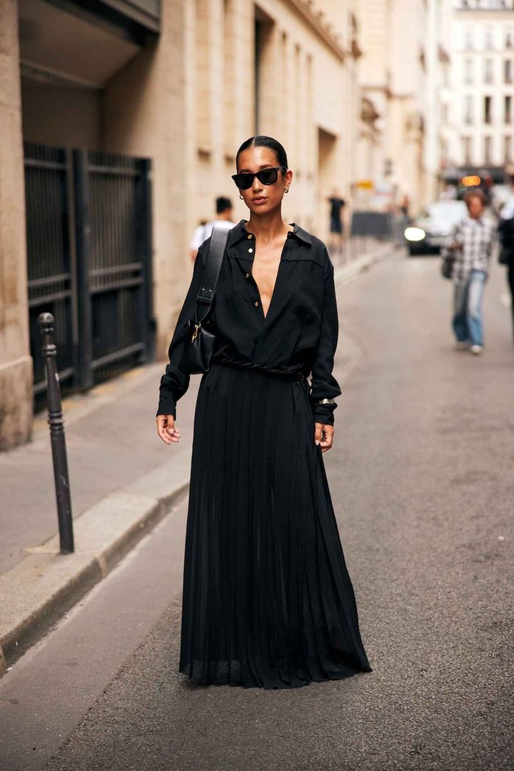 画像: リラックス感と優雅さを両立するシアーな黒ワンピ