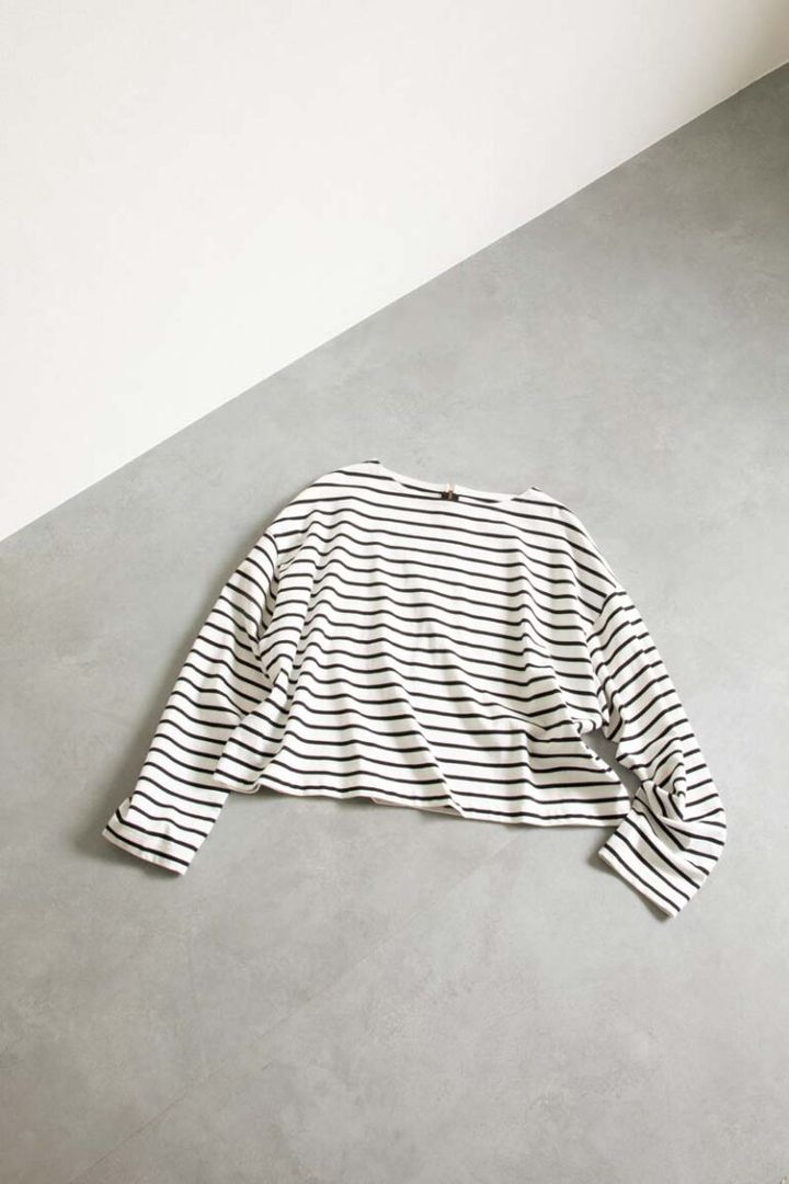 カットソー¥5,990／アンフィーロ