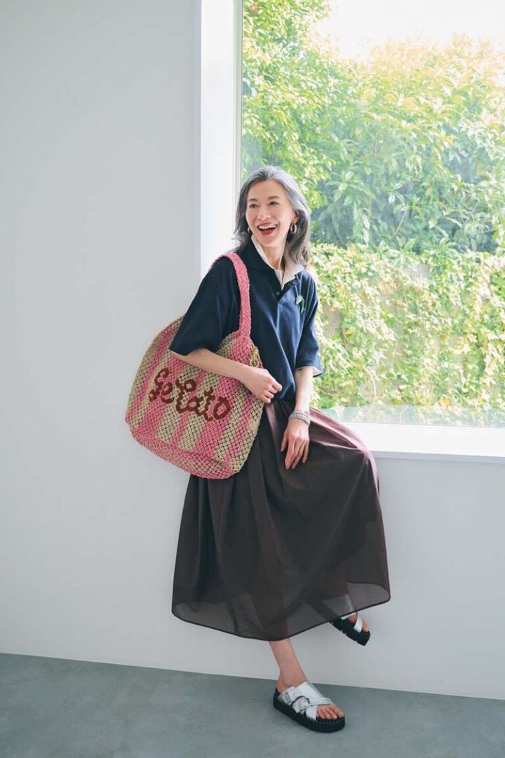 ポロシャツ各¥12,100／ともにヘリーハンセン（ヘリーハンセン 原宿店）、スカート¥26,400／ アンクレイヴ、バッグ¥17,600／ザ・ジャクソンズ、キーホルダー¥15,400／ジャマン・ピュエッシュ（ともにアッシュ・ペー・フランス）、サンダル¥18,150／ダイアナ（ダイアナ銀 座本店）、イチゴブローチ¥32,400、トウモロコシブローチ¥25,920、ピアス¥10,500、バングル¥7,020／すべてアビステ 