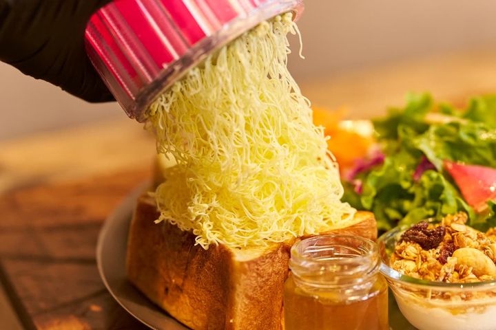 キッチンでバターをたっぷりかけて完成