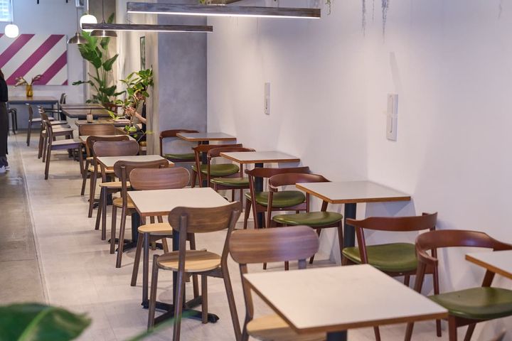 2人掛けのテーブル席。壁側にはコンセントもある