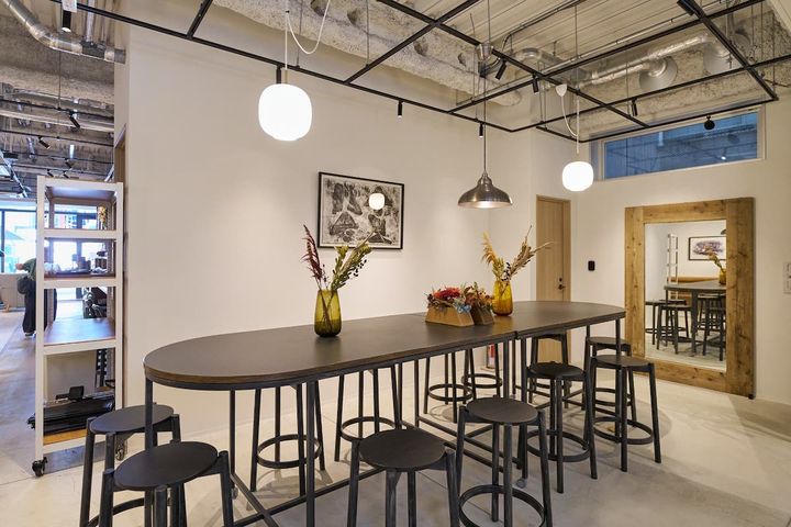 奥にあるハイチェアの大テーブル