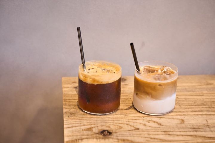 「エスプレッソ・トニック」750円（左）、「カフェ・ラテ（アイス）」650円（右）。フードメニューとのセットは各400円
