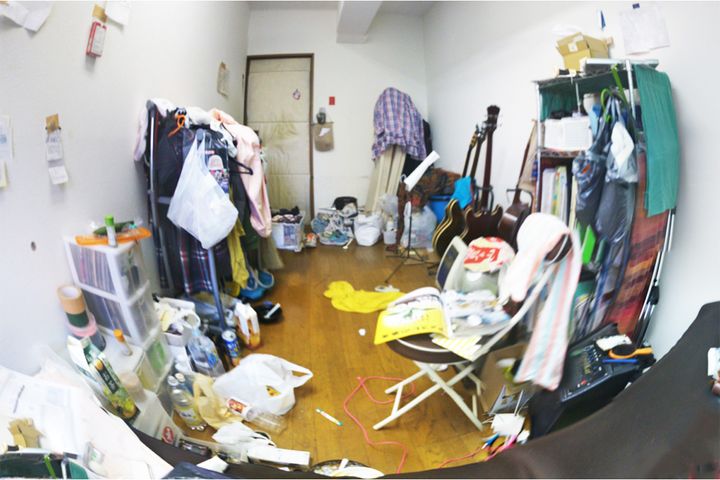 散らかっている部屋のイメージ