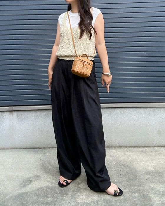 しまむらのブラックの「ワイドバルーンパンツ」