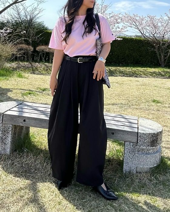 しまむらのブラックの「ワイドバルーンパンツ」