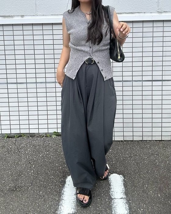 しまむらのグレーの「ワイドバルーンパンツ」