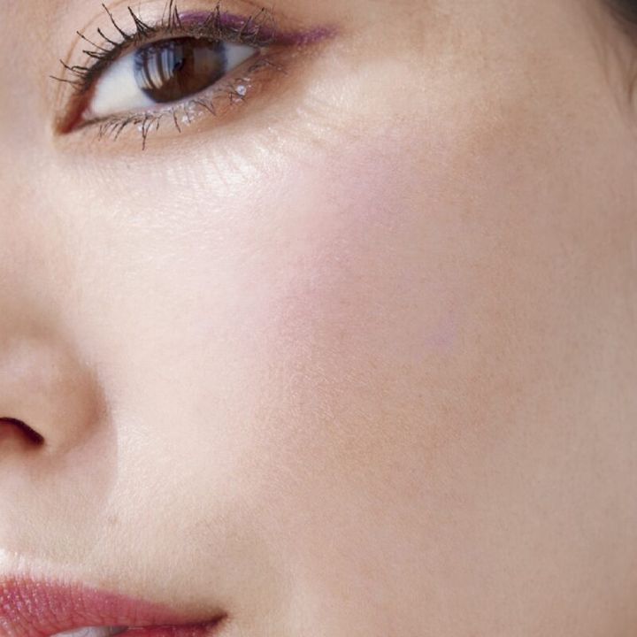 ピンク色のチーク