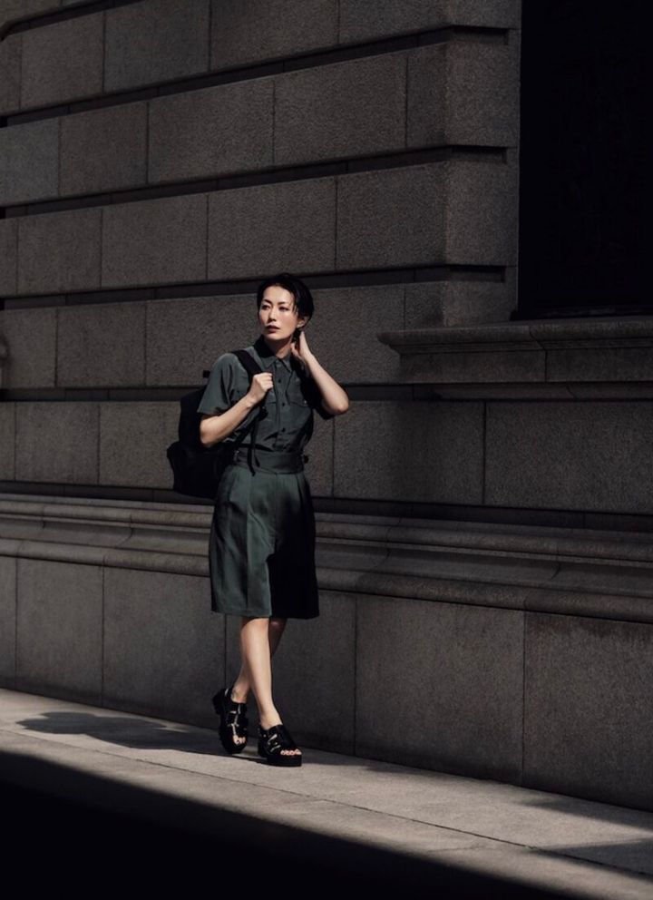 シャツ2万7500円、ショートパンツ3万8500円（ともにハイク）、サンダル6万1600円（ビューティフル シューズ × ハイク／すべてボウルズ） リュック3万8500円（ザッツ／ガスヴァーナ）