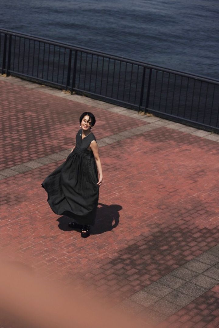 ワンピース4万8400円、ピアス4万4000円、チョーカー3万8500円（すべてハイク）、サンダル6万1600円（ビューティフル シューズ ×ハイク／すべてボウルズ）