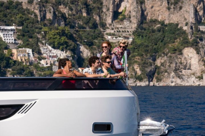 『リッチョーネの日差しの下で』の続編、若者たちの恋と友情を描く。Netflix映画『アマルフィの日差しの下で』独占配信中