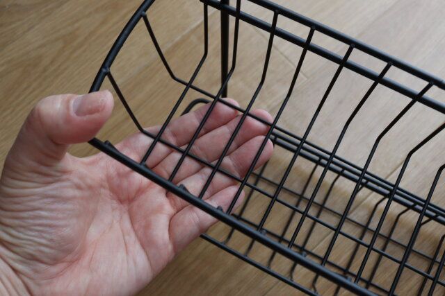 ダイソーのシンク掛けバスケット（2段）のカゴ