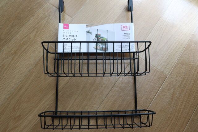 ダイソーのシンク掛けバスケット（2段）のパッケージ