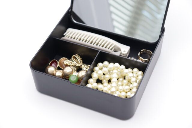 ダイソーの収納ケース付きミラー（スクエア）3