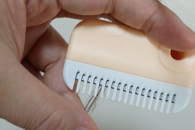 セリアの髪用カッター コンパクトケース付きで髪を切る