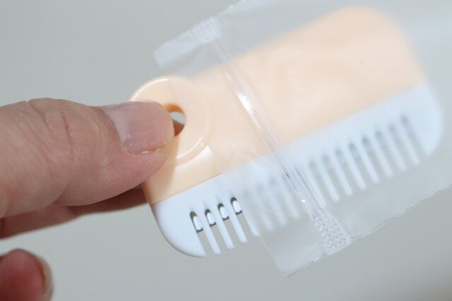 セリアの髪用カッター コンパクトケース付きをケースから出す